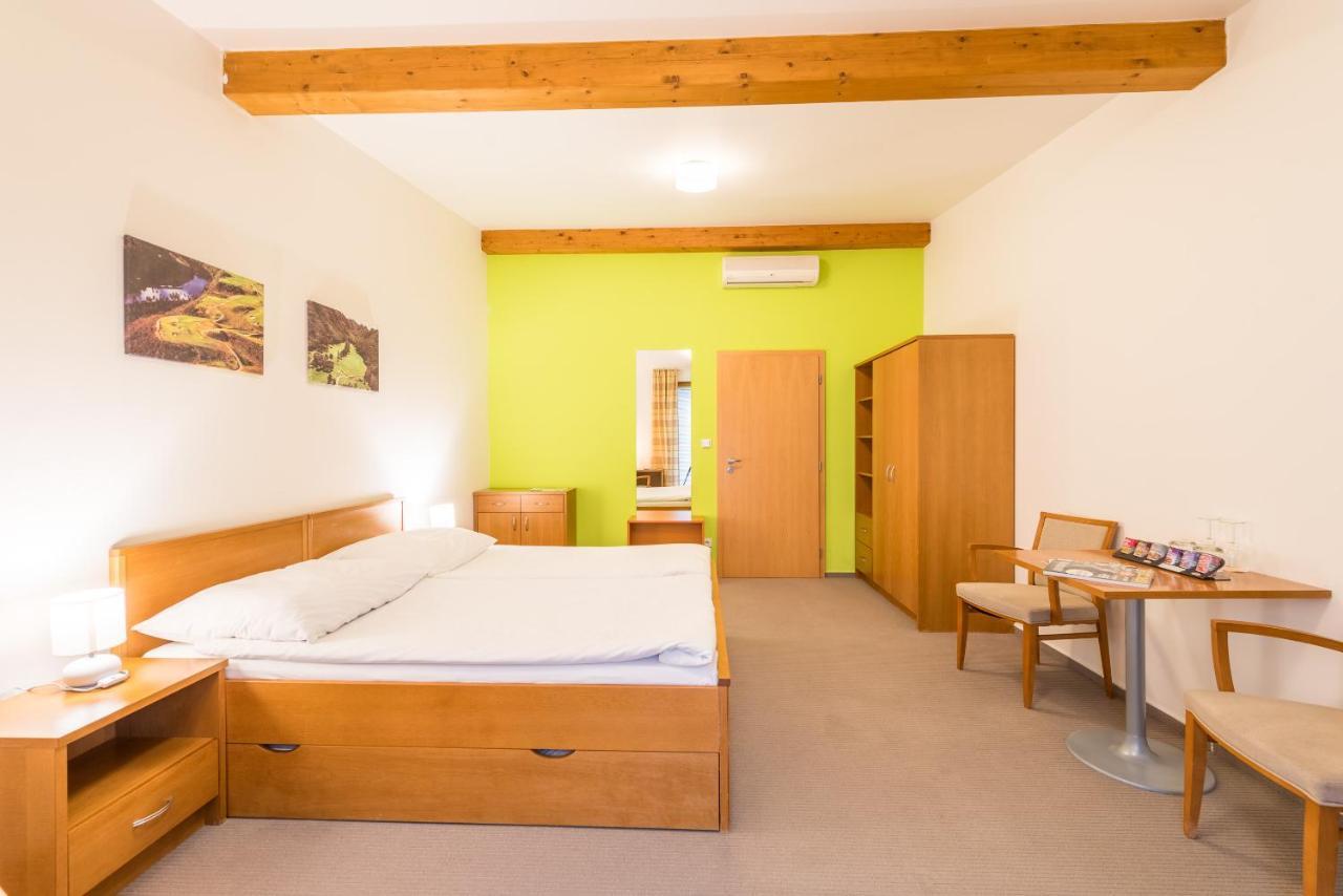Kuřim Hotel Kaskada מראה חיצוני תמונה