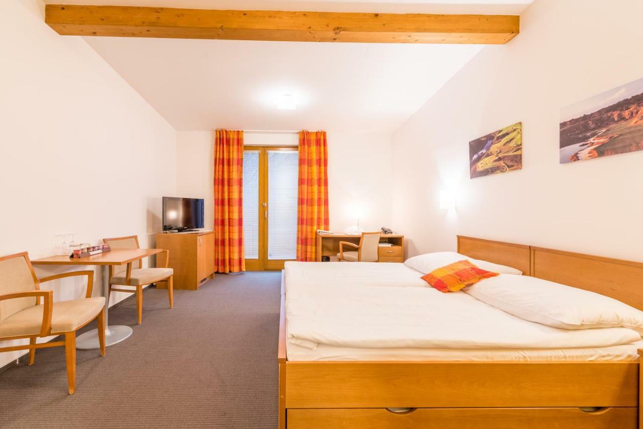 Kuřim Hotel Kaskada מראה חיצוני תמונה